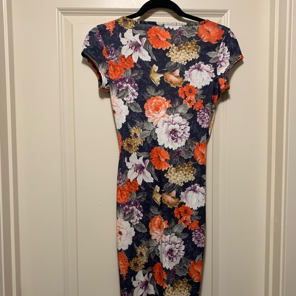 Tight body flower dress - Picture 5 of 5